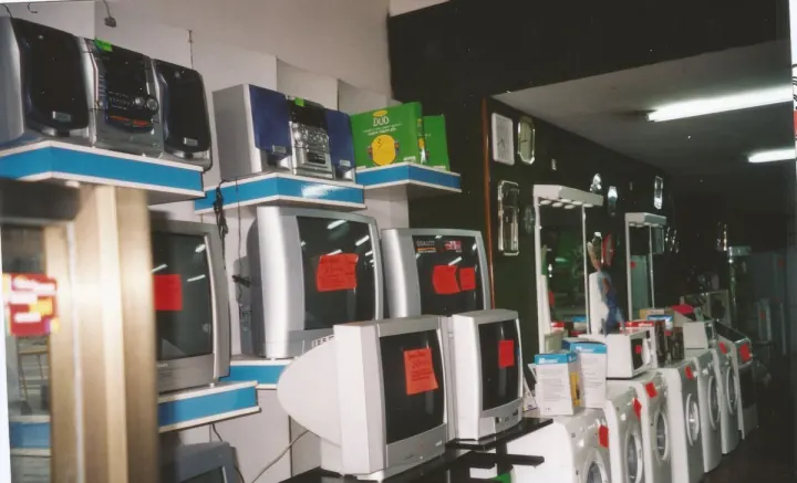 Televisores de tubo, cadenas de música y lavadoras en la tienda en los años 80