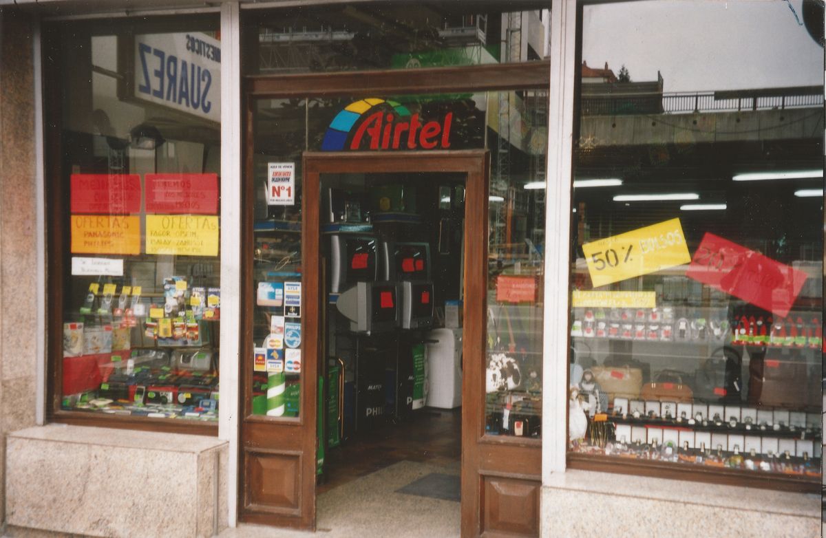 Fachada original de Electrodomésticos Paco Suárez en Oviedo, años 80