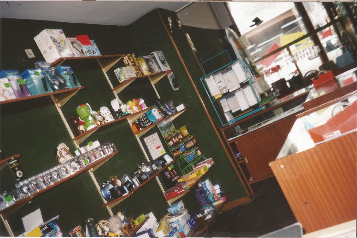 Interior de la tienda Paco Suárez con pequeño electrodoméstico, años 80
