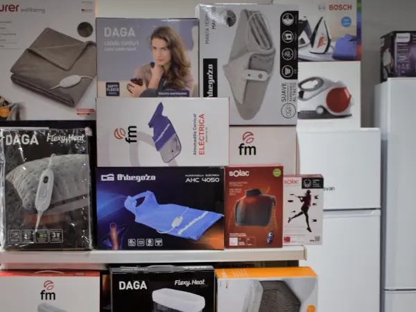 Expositor de mantas y almohadillas eléctricas, calientapiés y calefactores en la tienda