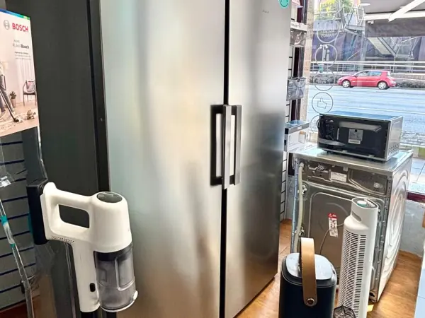 Congeladores y frigoríficos Siemens junto a una aspiradora Bosch y ventiladores, en la tienda Paco Suárez