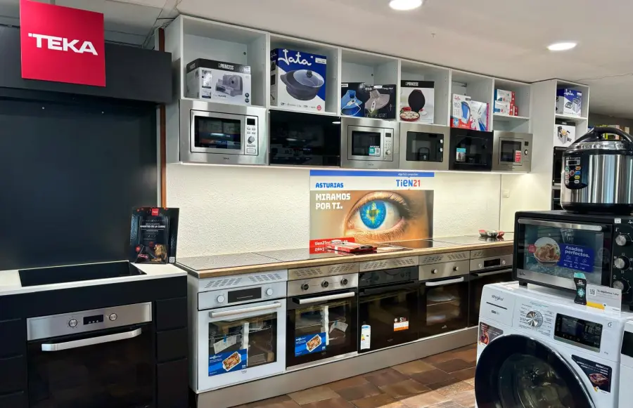 Expositor de hornos, microondas y placas en la tienda Paco Suárez de Oviedo