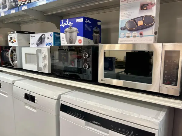 Microondas de varias marcas sobre lavavajillas AEG y Siemens, en la tienda