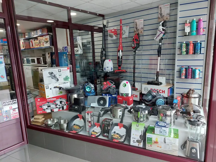Escaparate con aspiradores, ollas, batidoras y menaje en la tienda Paco Suárez